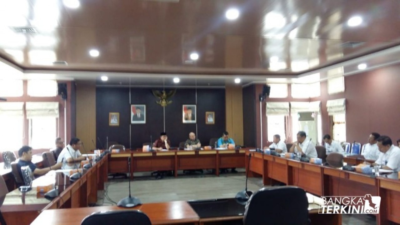 DPRD Babel gelar pertemuan dengan pihak eksekutif, Perwakilan Biro Hukum Provinsi Babel di Ruang Banmus DPRD Babel, Rabu (6/02/2019).