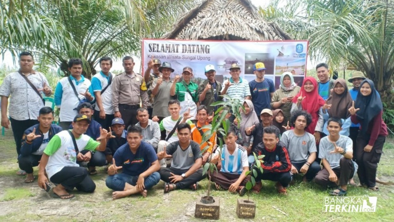 Bangka Flora Society (BFS) melaksanakan kegiatan penanaman pohon serta dialog terbuka bersama Kepala Balai Pengelolaan Daerah Aliran Sungai (BPDAS), bertempat di kawasan wisata Sungai Upang Desa Tanah Bawah Kecamatan Puding Besar, Minggu (28/10/2018).