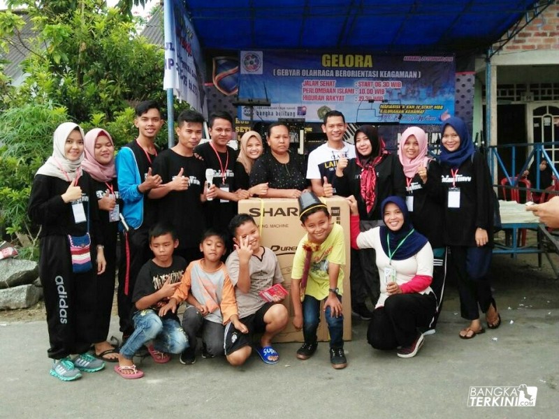 Foto : Mahasiswa KKN STKIP tutup masa KKN dengan jalan Sehat, Setelah mengabdikan diri ke masyarakat kelurahan keramat selama 40 hari,  Minggu (25/02/2018).