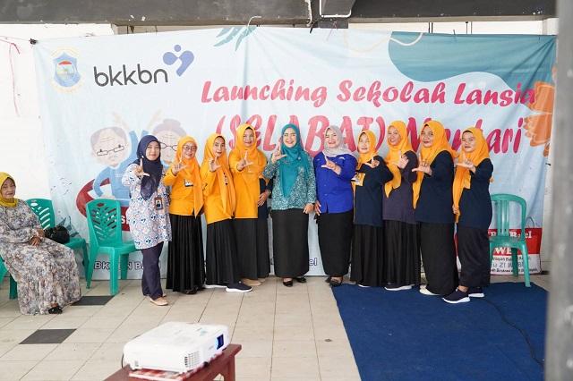 PANGKALPINANG, BANGKATERKINI – Pj Ketua TP PKK Pangkalpinang, Yuniar Putia Rahma melaunching Sekolah Lansia Hebat lanjutan tahap 2 (S2) Slabat Mentari Kelurahan Ketapang di rusunawa, Kamis (24/10/2024).