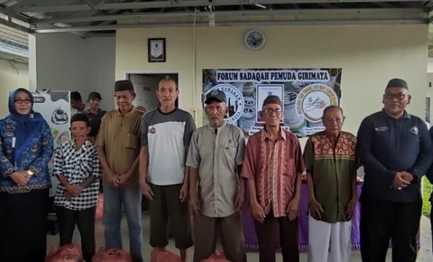 PJ Wako dan Forum Shodaqoh Pemuda Girimaya Bagikan 170 Paket Bahan Kebutuhan Pokok di Kelurahan Bukit Besar