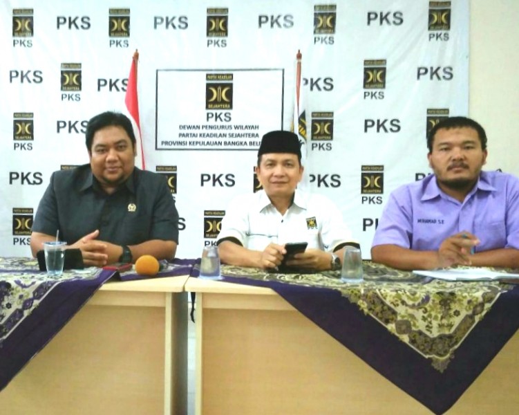 Rio Setiadi, Sekum DPW PKS dalam konferensi pers yang didampingi oleh kabid Humas PKS, Muhamad dan Ketua Komisi II DPRD Bangka Belitung, Aksan Visyawan di kantor DPW PKS Babel, Selasa (23/01/2018).