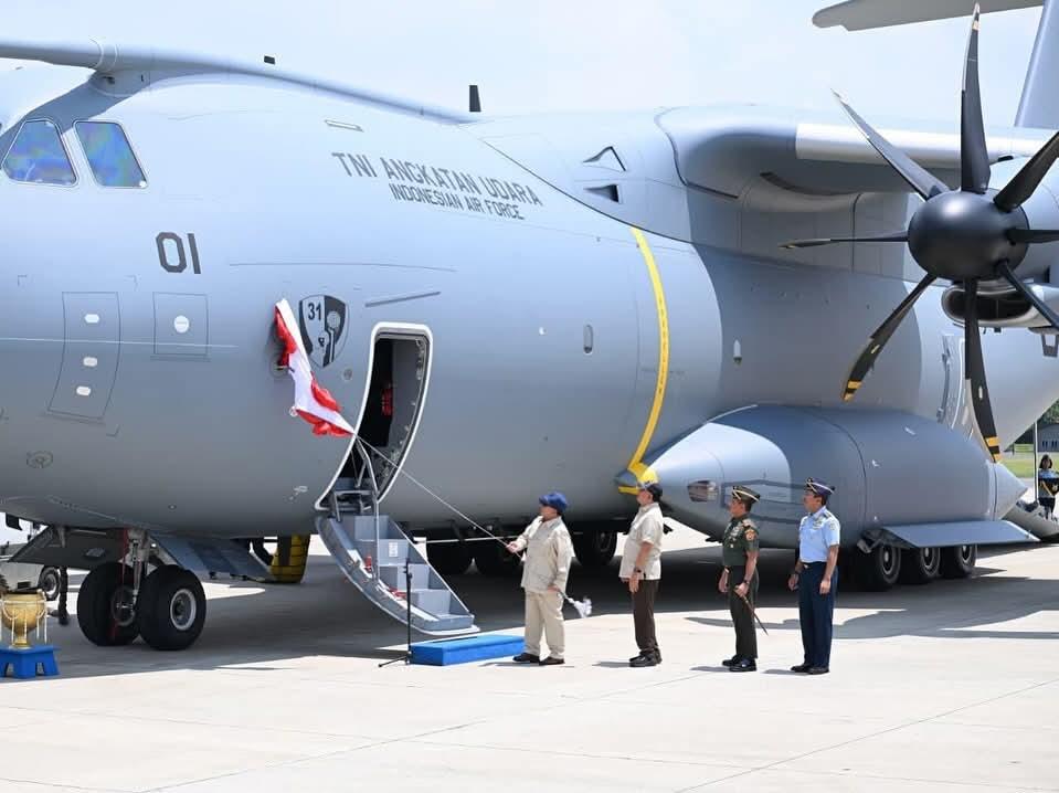 JAKARTA, BANGKATERKINI — Presiden Republik Indonesia, Prabowo Subianto, secara resmi menyerahkan pesawat Airbus A400M/MRTT Alpha 4001 kepada Tentara Nasional Indonesia (TNI) untuk memperkuat sistem pertahanan udara nasional, Senin (3/11/2025)