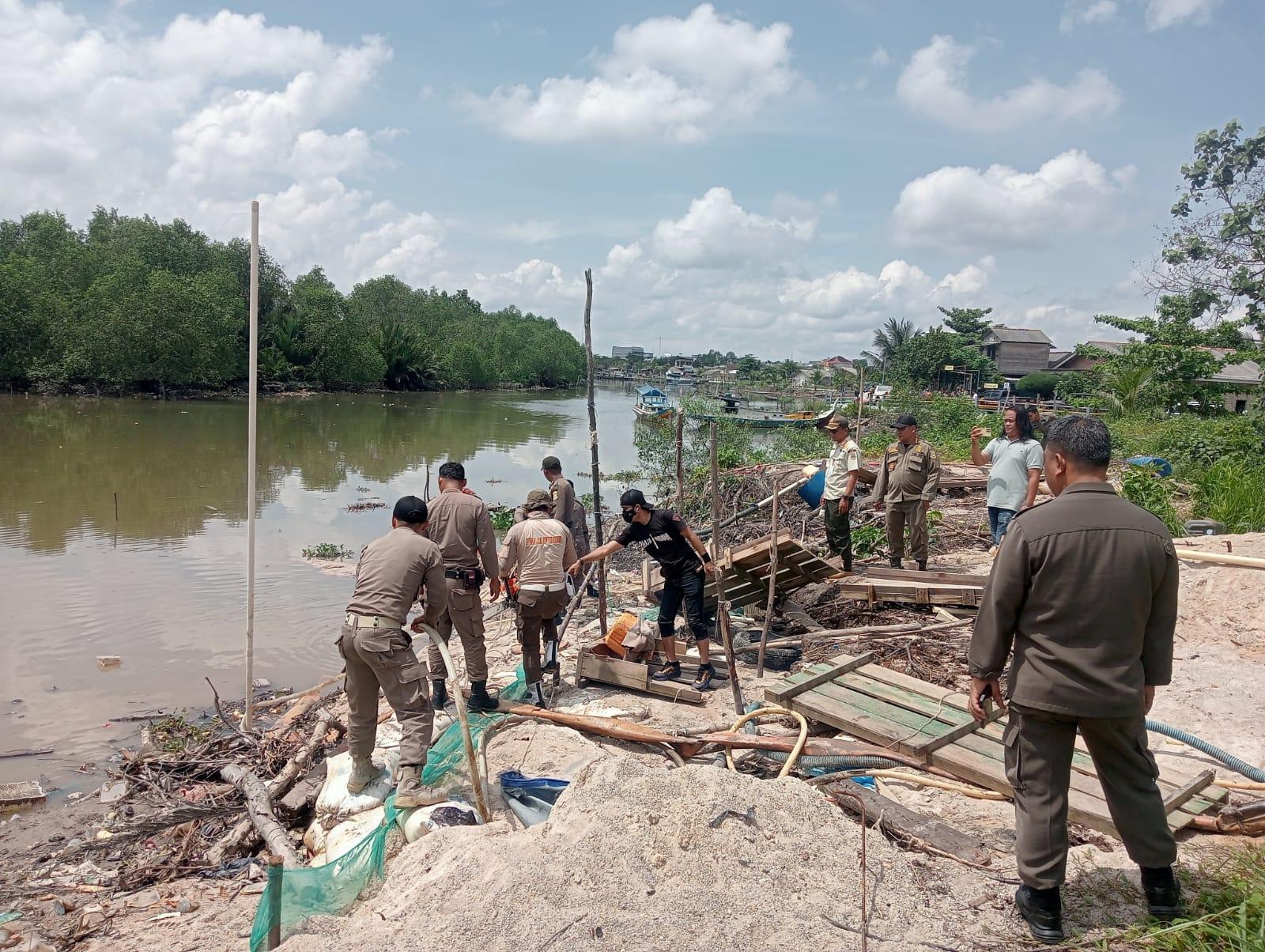Tim Satuan Tugas (Satgas) Pemberantasan Penambangan Ilegal Kota Pangkalpinang menertibkan aktivitas tambang di sepanjang aliran Sungai Pangkalarang, Sabtu (18/10/2025).