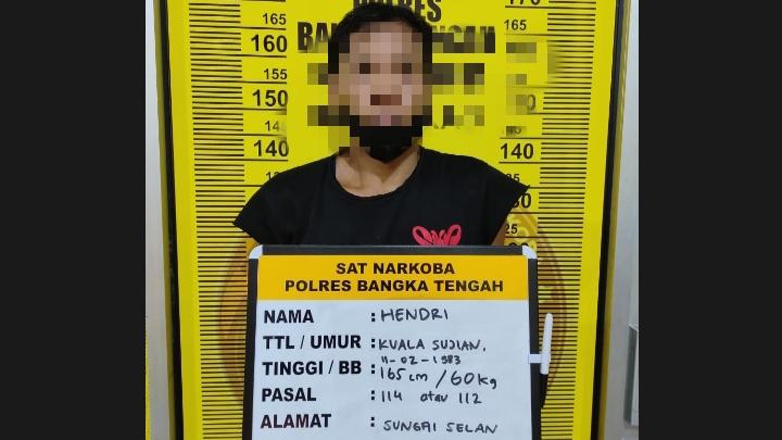 Sedang Asyik Santai, Hendri di ringkus Satresnarkoba Polres Bangka Tengah. (Ilham/Bangka Terkini)