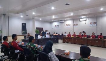BANGKA TENGAH, BANGKATERKINI - Bupati Bangka Tengah Algafry Rahman melepas delapan calon anggota Pasukan Pengibar,