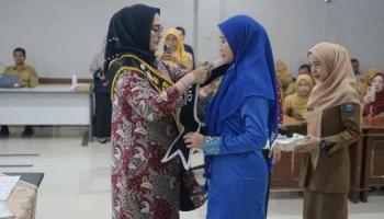 BANGKA TENGAH, BANGKATERKINI – Ketua TP PKK Kabupaten Bangka Tengah (Bateng), Eva Algafry, resmi dilantik,