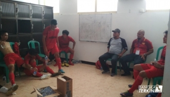 Ketua Askot PSSI Pangkalpinang Achmad Subari, memberikan sebuah apresiasi yang,