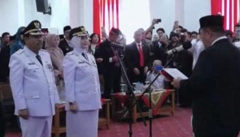 PANGKALPINANG - Pasangan Wali Kota dan Wakil Wali Kota Pangkalpinang terpilih, Prof. Saparudin dan Dessy Ayutrisna, resmi dilantik oleh Gubernur,