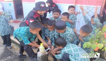 Kegiatan cuci tangan dengan sabun merupakan salah satu tindakan sanitasi,