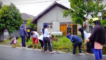 BANGKA TERKINI - PANGKALPINANG - Mahasiswa KKN UBB, Gotong Royong,