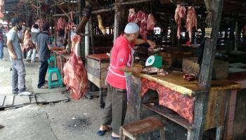 Biasanya, jelang lebaran, cukup banyak masyarakat yang mendatangi toko-toko pakaian,