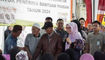 Pemkot Pangkalpinang Salurkan Beras Ke 902 KK Di Kecamatan Taman,