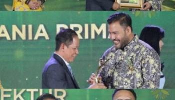Penghargaan tersebut diserahkan langsung oleh Menteri Lingkungan Hidup RI, Hanif,