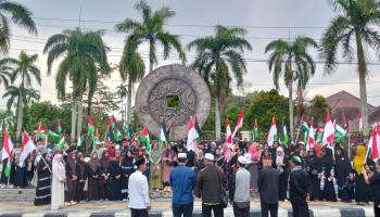 Ratusan peserta dari kalangan pelajar, komunitas, dan tokoh agama turut ambil bagian dalam kegiatan yang diwarnai doa bersama, penggalangan dana,,