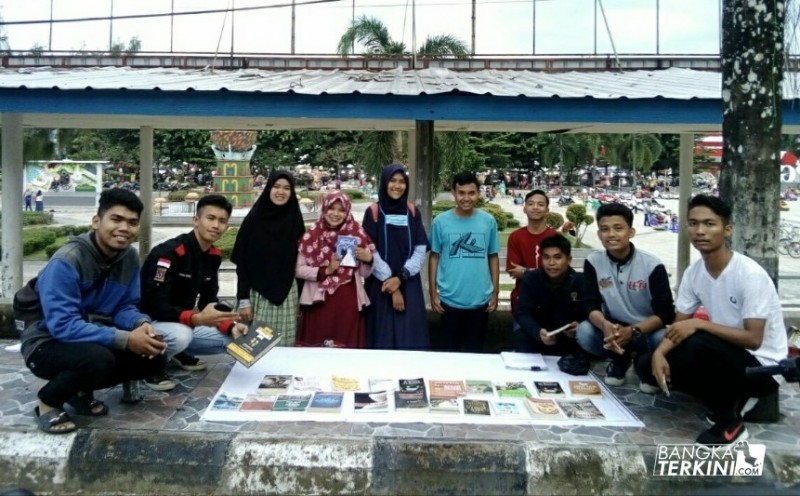 Lapak Baca Buku Gratis (LBBG) yang digagas oleh Komunitas Aksara Muda (Kosada) Babel, di Alun-Alun Taman Merdeka Kota Pangkalpinang, Jum'at (09/03/2018).