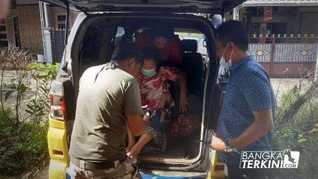 Anggota DPRD Pangkalpinang Fraksi Gerindra, Bangun Jaya dan Ketua Babel Mania Norick, saat menjemput dan mengantar warga kurang mampu ke RSUDH.