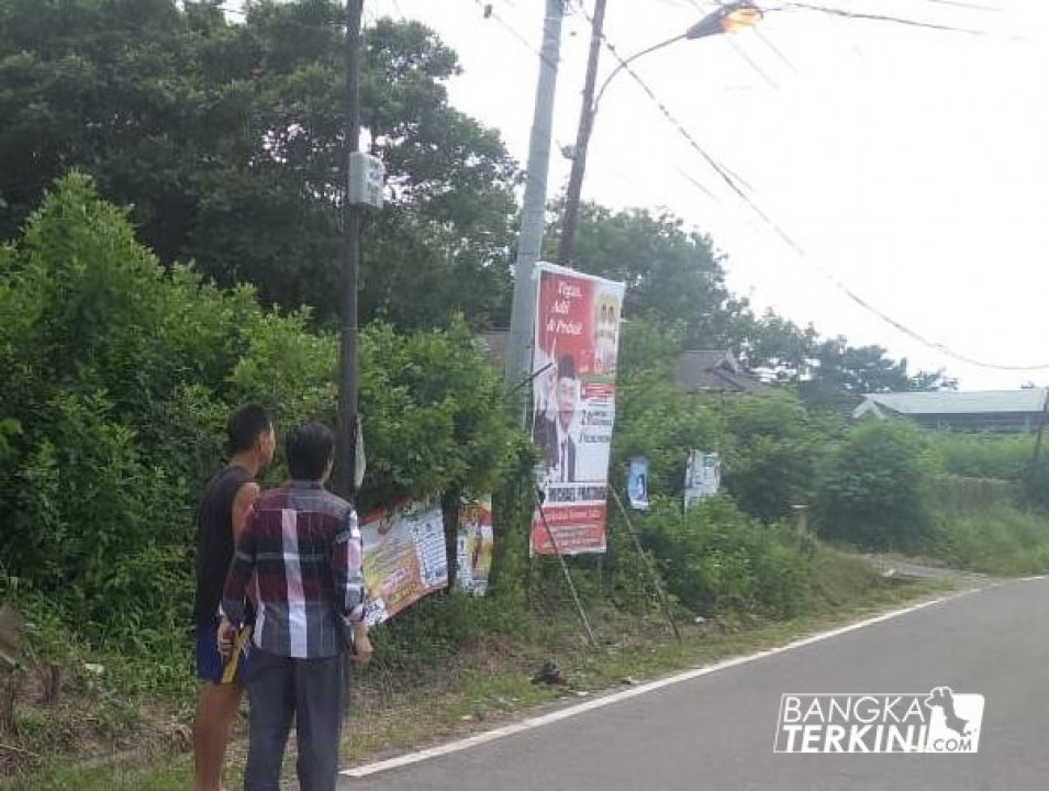 Anggota DPRD Babel, Hendriyansen saat tinjau lokasi yang dipasangkan titik lampu penerangan jalan di Belakang RSUD Pangkalpinang Jalan Satam.