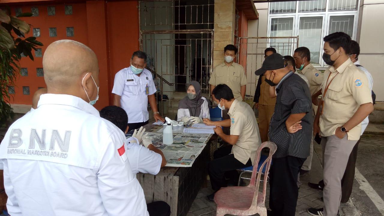 Tes Urine ! BNN Datangi Gedung Dinas Penanaman Modal, Pelayanan Terpadu Satu Pintu dan Tenaga Kerja Pangkalpinang. Ini hasilnya