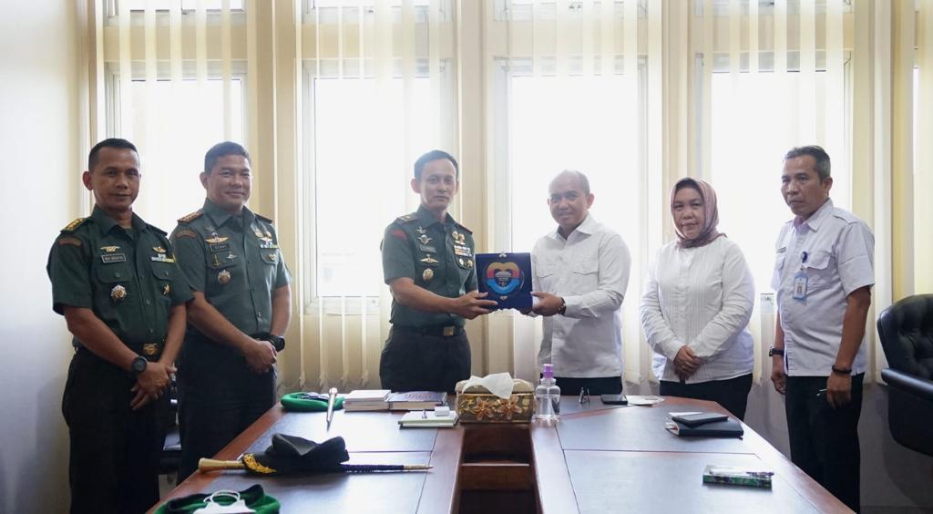 Wali Kota Molen Sambut Kunjungan Kerja Danrem 045/GAYA Diruang Kerjanya