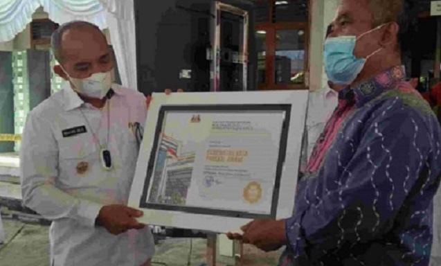 Walikota Pangkalpinang Maulan Aklil kembali terima piagam penghargaan BKN Award 2021 untuk kategori pemerintah kota tipe C.