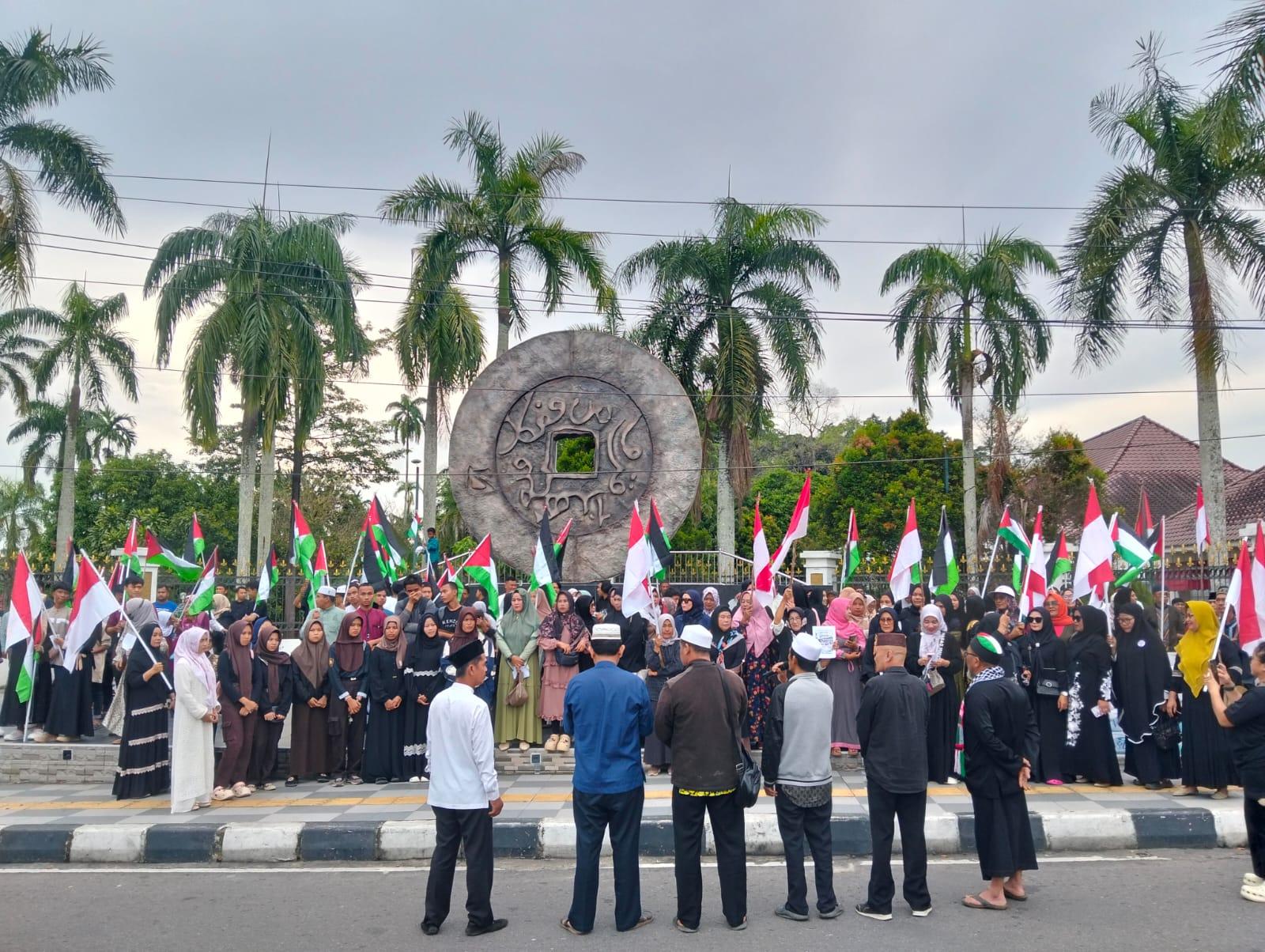 berbagai organisasi masyarakat di Provinsi Kepulauan Bangka Belitung menggelar aksi solidaritas bagi rakyat Palestina yang terus menjadi korban agresi militer Israel. Aksi digelar di sejumlah wilayah, terutama di Kota Pangkalpinang dan Kabupaten Bangka Tengah, Minggu (19/10/2025).