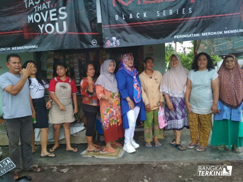 Endang Kusumawati Calon Walikota Pangkalpinang yang berpasangan dengan calon Wakil Walikota Ismiryadi (Eksis), saat blusukan di Kelurahan Sinar Bulan Kecamatan Bukit Intan, Rabu (21/03/2018).