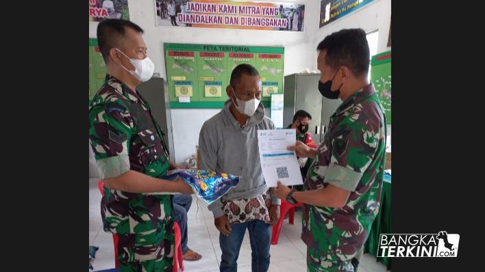 Warga Yang Ikut Vaksinasi Booster di Koramil 413-04/Koba Diberikan Sembako. (Ilham Bangka Tengah/Bangka Terkini)