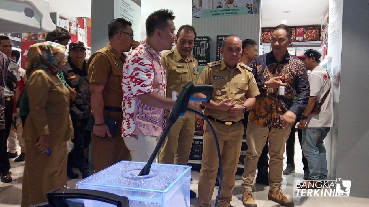 Walikota Pangkalpinang, Maulan Aklil keliling setelah meresmikan ACE Hardware Pangkalpinang.