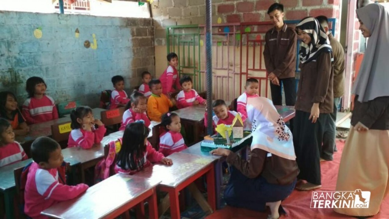Himpunan Mahasiswa Tambang Universitas Bangka Belitung (HIMATA UBB) kembali melaksanakan Goes to School, dengan berkunjung ke Paud Alfariga di Desa Mangkol kabupaten Bangka Tengah, Kamis (13/9/2018).