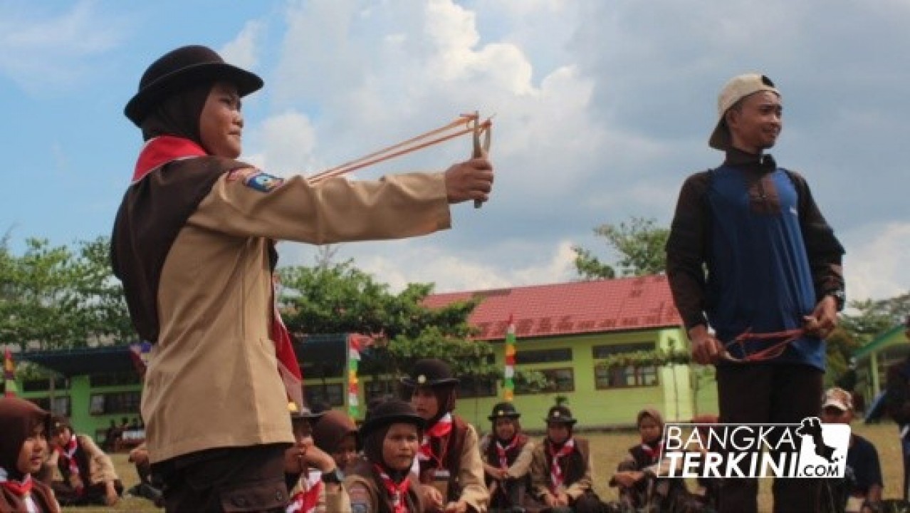 Salah satu siswi sedang bermain ketapel.