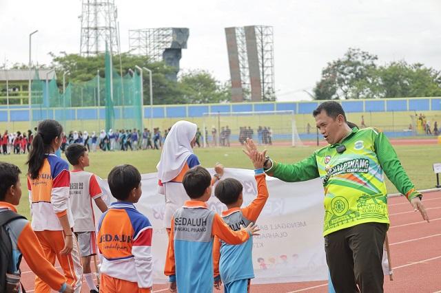 PANGKALPINANG, BANGKATERKINI – Pemerintah Kota Pangkalpinang menggelar pekan minat, bakat, dan krativitas dengan mengadakan lomba olahraga tingkat SD hingga SMP se-Kota Pangkalpinang. Kegiatan tersebut dibukNa secara langsung oleh Pj Wali Kota Pangkalpinang, Budi Utama bertempat di Stadion Depati Amir Kota Pangkalpianang, Senin (21/10/2024).