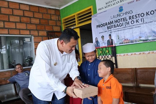 Pj Wako Budi Utama Luncurkan Program HOKI, Berbagi Sarapan Ala Hotel di LKSA Muhammadiyah