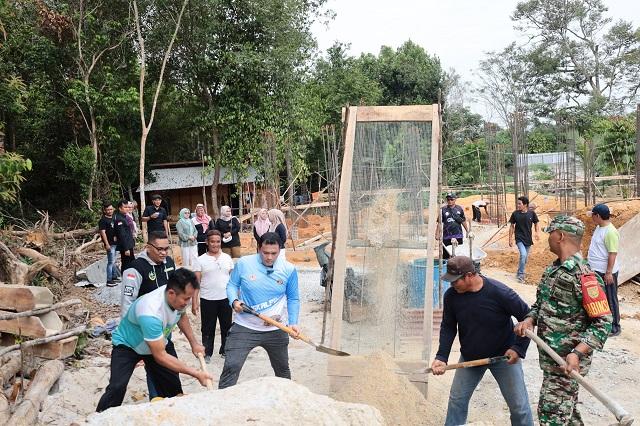 Pangkalpinang, BANGKATERKINI – Penjabat (Pj) Walikota Pangkalpinang, Budi Utama bersama masyarakat setempat menggelar kegiatan gotong royong pembangunan masjid Khodijah di depan stadion Depati Amir, Jum’at, (25/10/2024).