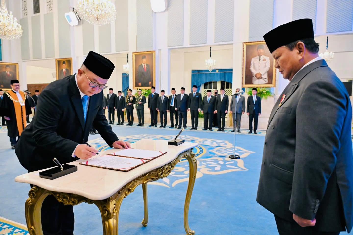 Presiden Prabowo Subianto melantik Arif Satria sebagai Kepala Badan Riset dan Inovasi Nasional (BRIN) dalam sebuah upacara yang berlangsung khidmat di Istana Negara, Jakarta, pada Senin, 10 November 2025.