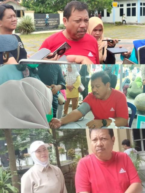 Wali Kota Pangkalpinang Prof. Dr. Saparudin bersama Wakil Wali Kota Dessy Ayutrisna memulai program kerja 100 hari dengan aksi gotong royong di halaman Kantor Wali Kota, Jumat (17/10/2025).