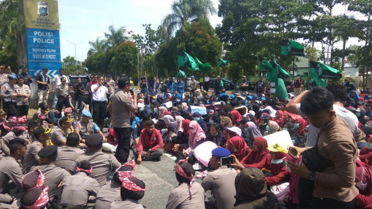Ribuan Mahasiswa datangi Polda Bangka Belitung, Senin (30/09/2019).