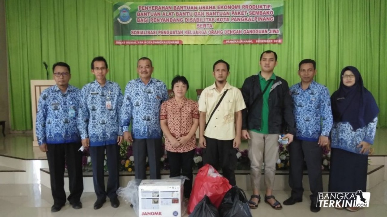 Pemerintah kota (Pemkot) Pangkalpinang, melalui Dinas Sosial Pemberdayaan Perempuan dan Perlindungan Anak (PPPA) Kota Pangkalpinang, menggelar penyerahan bantuan Usaha Ekonomi Produktif (UEP), bantuan alat bantu dan bantuan sembako kepada penyandang disabilitas, Senin (03/12/2018).