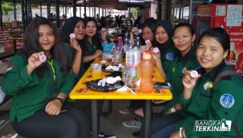 Pin yang bertuliskan &#039;Hari Perdamaian Dunia&#039; itu, tak hanya diberikan,