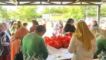 BANGKA TENGAH, BANGKATERKINI - Badan Amil Zakat Nasional Bangka Tengah (BAZNAS Bateng) menggelar bazar sembako subsidi untuk 270 masyarakat di,