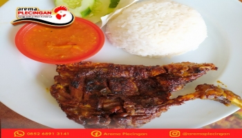 Banyak tempat kuliner yang berdiri di jalan ayani Pangkalpinang.Namun, satu yang mesti dicoba bila melewati kawasan itu, Warung Arema,
