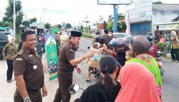 BANGKA TENGAH, BANGKATERKINI - Kejaksaan Negeri Kabupaten Bangka Tengah (Bateng), Provinsi Kepulauan Bangka Belitung bersama dengan Ikatan Adhyaksa Dharmakarini (IAD),