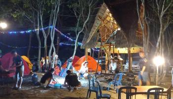 BANGKA BELITUNG TERKINI, SUNGAILIAT -- Semenjak pandemi COVID-19 trend camping menjadi populer di banyak kalangan,