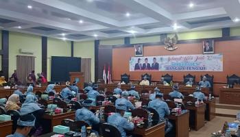 BANGKA TENGAH, BANGKATERKINI  - Dewan Perwakilan Rakyat Daerah Bangka Tengah (DPRD Bateng) menggelar Rapat Paripurna Istimewa memperingati Hari Ulang Tahun,