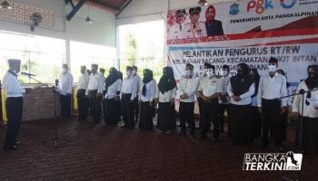 BANGKA TERKINI - PANGKALPINANG --- Pengurus RT/RW Kelurahan Bacang secara resmi dilantik oleh Walikota,