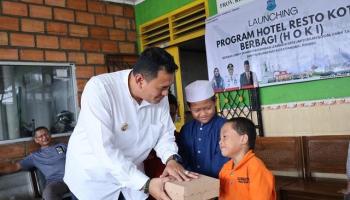 Pj Wako Budi Utama Luncurkan Program HOKI, Berbagi Sarapan Ala,
