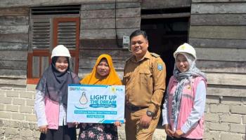 BANGKA TENGAH, BANGKATERKINI – Dua warga kurang mampu di Desa Perlang, Kabupaten Bangka Tengah, yaitu Deka dan Usup, menerima bantuan,