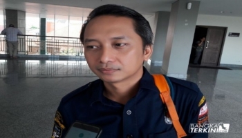 Selain dengan menggunakan moderator Tina Talisa dari Jakarta, juga yang,