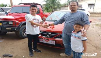 Alhamdulillah, ada 2 mobil yang terparkir didepan rumah, rupanya mobil,