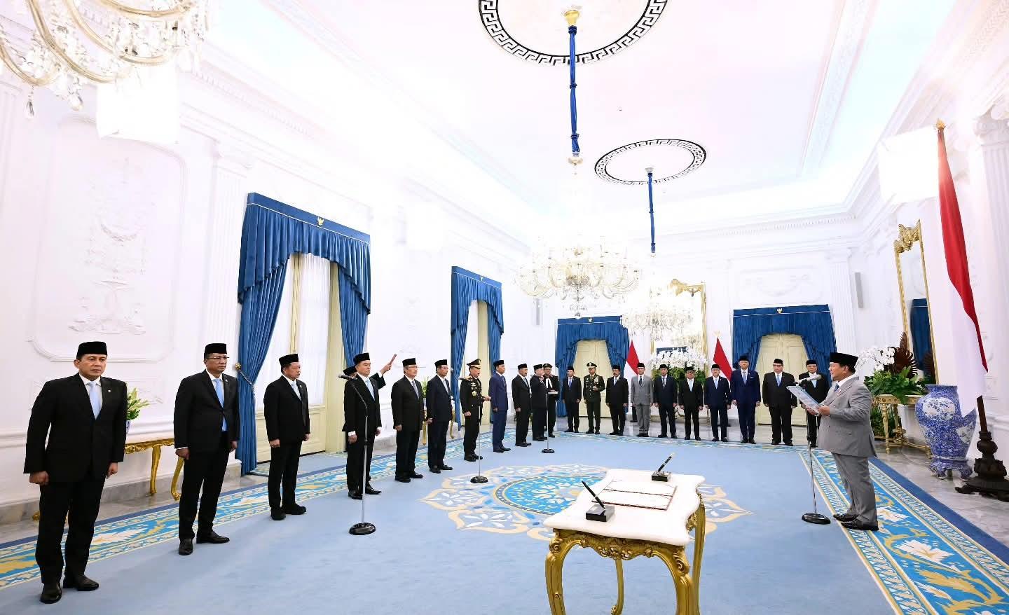 Presiden Prabowo Subianto resmi melantik anggota Komisi Percepatan Reformasi Polri di Istana Merdeka, Jakarta, Jumat (7/11/2025). (Doc)
